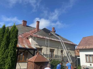 Rekonštrukcia strechy farskej budovy - Štrba